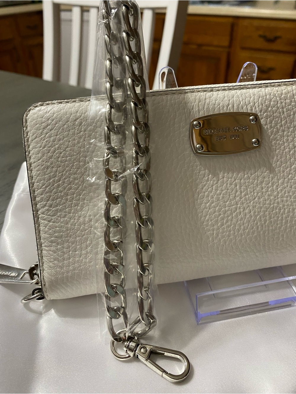 Michael Kors White Zip Around Wallet - Picture 15 of 16